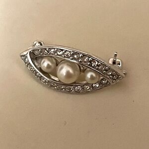 Vintage Ciner mini  Silver and peapod Pearl Brooch. Estimated 1950’s.